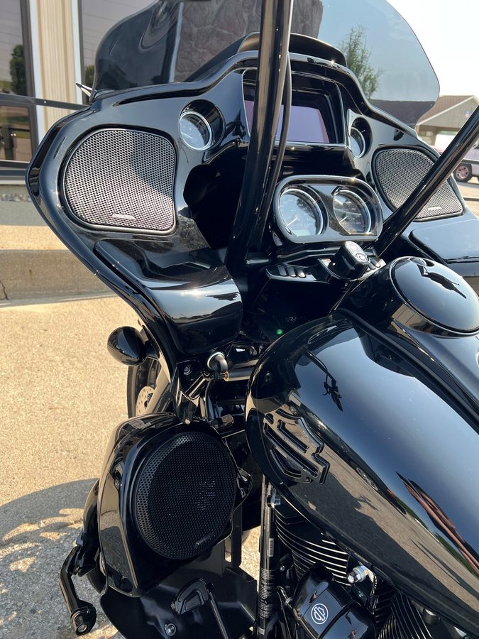 Harley Davidson fairing and saddlebag audio