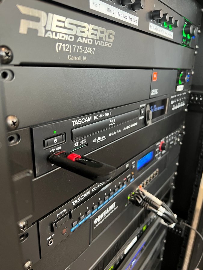 Riesberg audio rack with media players